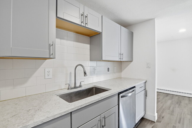 Building Photo - $1,400.95 with $300.00 off the first month's rent, 2 Beds - 1 Bath, Triplex in Aurora with Washer...