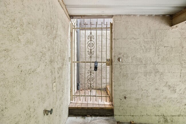 Building Photo - 377 Huntington Ridge Dr