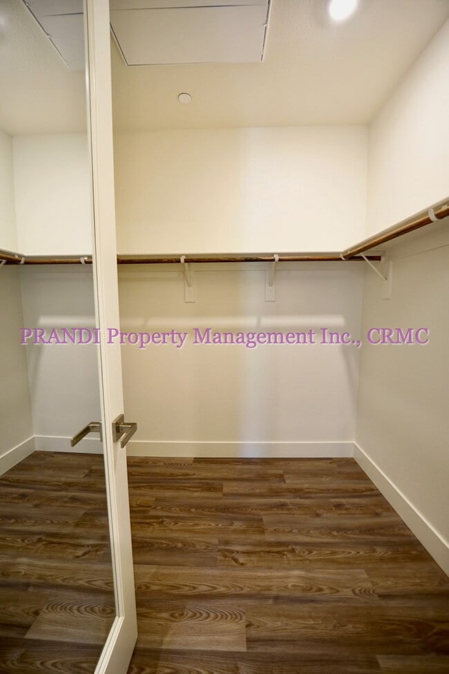 Building Photo - Brand New Townhome, Luxury Meets Convenience!
