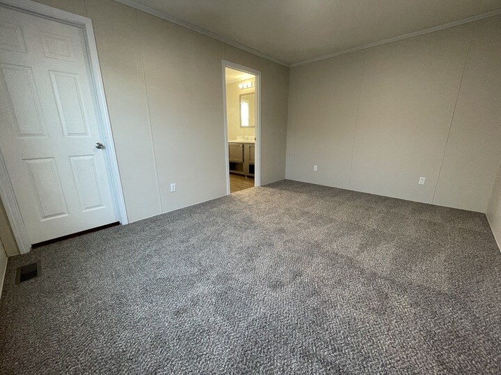 Building Photo - 38054 Versailles St