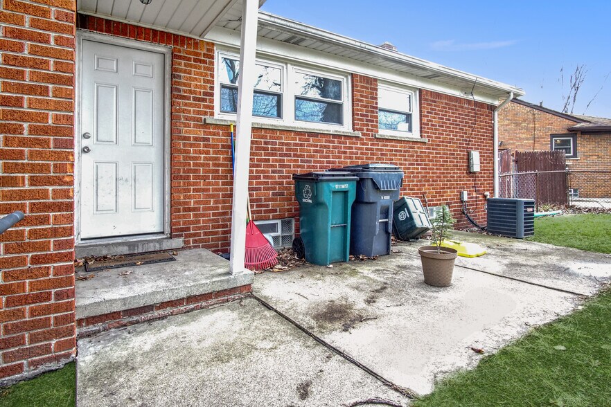 Rear Entry - 24330 Manistee St