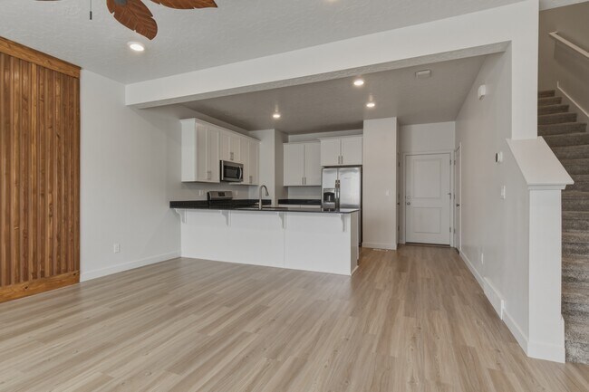 Building Photo - Herriman Town Home