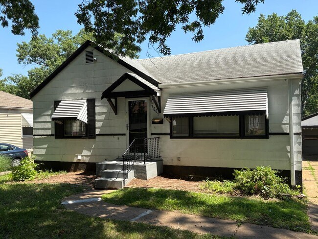 Building Photo - 7861 Madison Dr