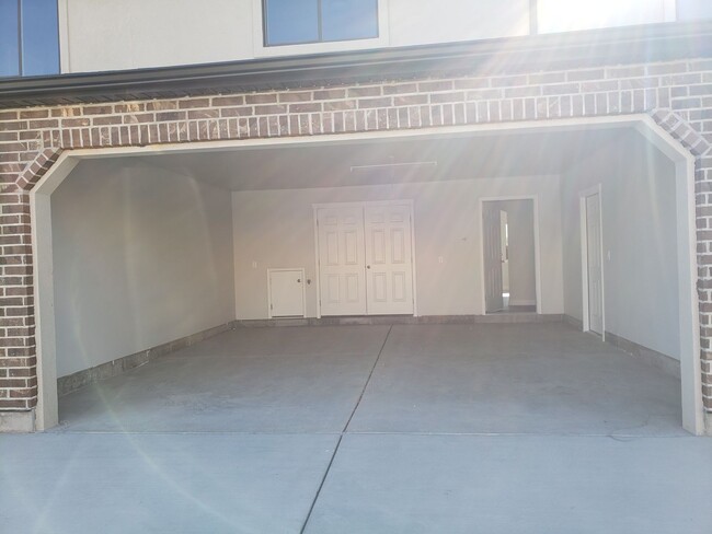 Building Photo - Beautiful Springville Townhome