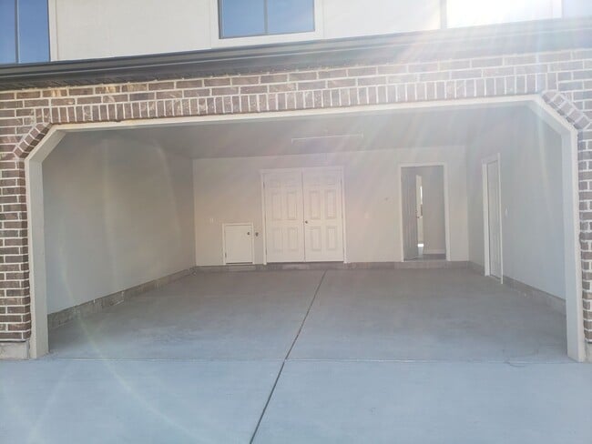 Building Photo - Great Springville Townhome