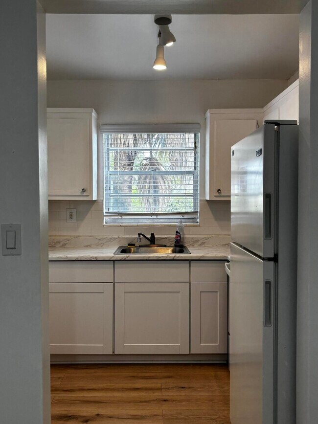 Building Photo - 353 Sheffield O