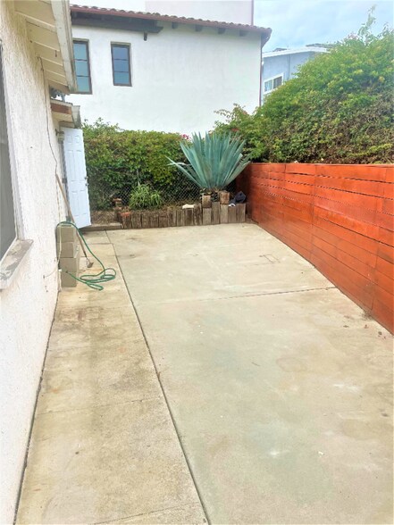 Building Photo - 506 Avenida Victoria