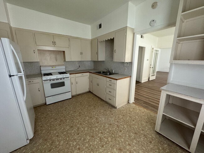 Building Photo - 2 Bedroom Rental with garage in NW Ardmore