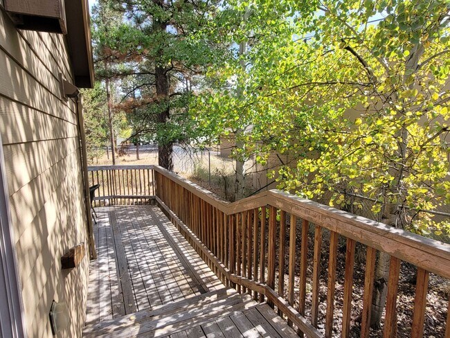 Building Photo - Hank's Hideaway in Sunriver, Furnished, all Utilities Included. Gym access, Hot Tub. 30-day Minim...