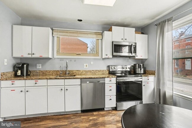 Building Photo - 216 Scott St