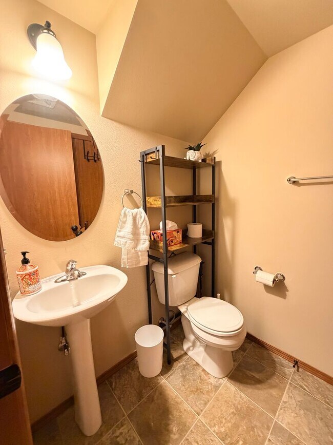 Building Photo - Short term, fully furnished home! 3 bed, 2.5 bath, central a/c, w/d, d/w, covered parking, great ...