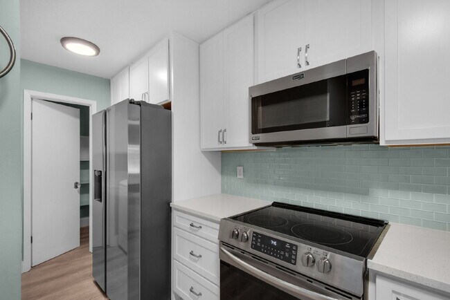 Building Photo - "Charming 2-Bed Townhouse Retreat in Fort ...