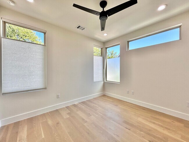 Building Photo - Spacious 2/BR 2.5/BA Modern Home with Abun...
