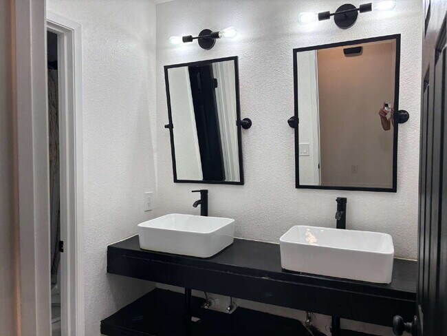 Building Photo - Coachella 4 Bedrooms Stunner