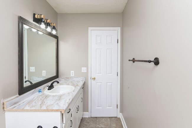 Building Photo - Beautifully Renovated 3-Bedroom Home in Co...