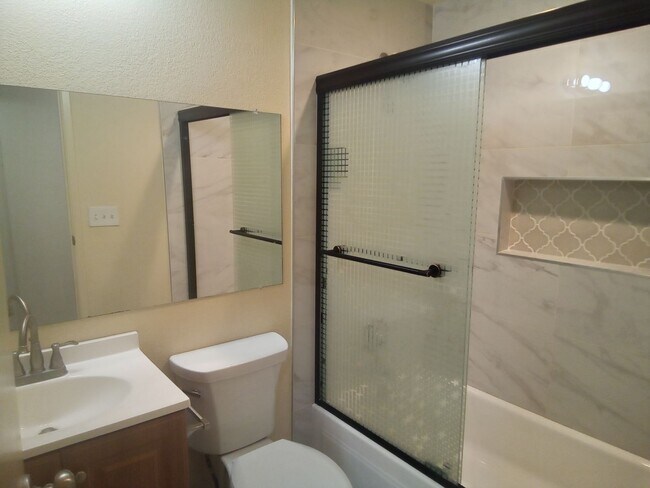 Building Photo - Nicely remodeled 3 bedroom 2 bath home wit...
