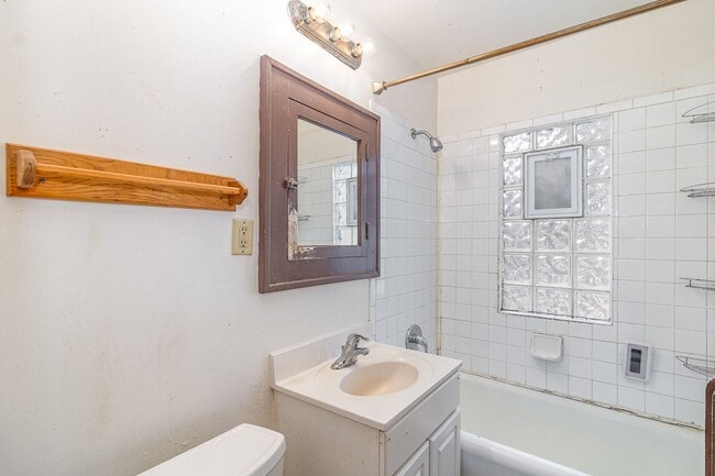 Building Photo - 3 Bed | 1 Bath in Heart of St. Paul