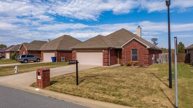 Building Photo - 110 Vienne Pl