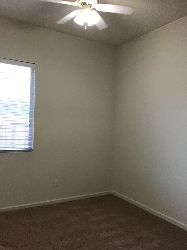 Building Photo - Woodcreek Oaks area home with pool