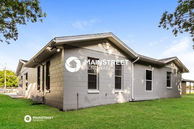 Building Photo - 3 Bedroom Pet-Friendly Home in SANFORD, FL with Main Street Renewal