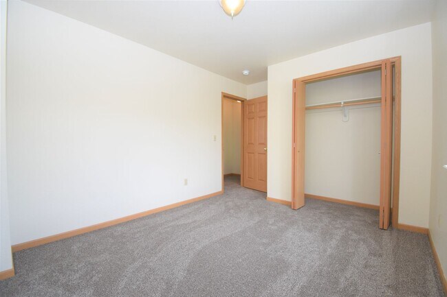 Building Photo - Townhouse style 2bed 1.5bath with attached...