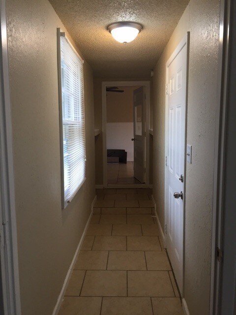 Building Photo - Huge Updated 4 Bedroom/2 Bath/2 Living Room House close to TTU - Available AUGUST