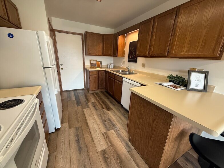 Building Photo - 903 Clarmar Dr