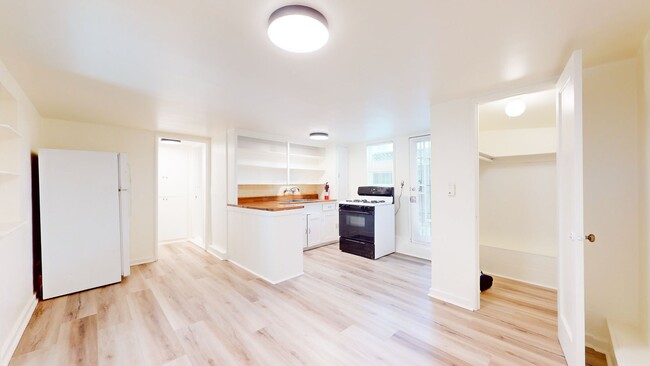 Building Photo - Fantastically Located Garden Apartment
