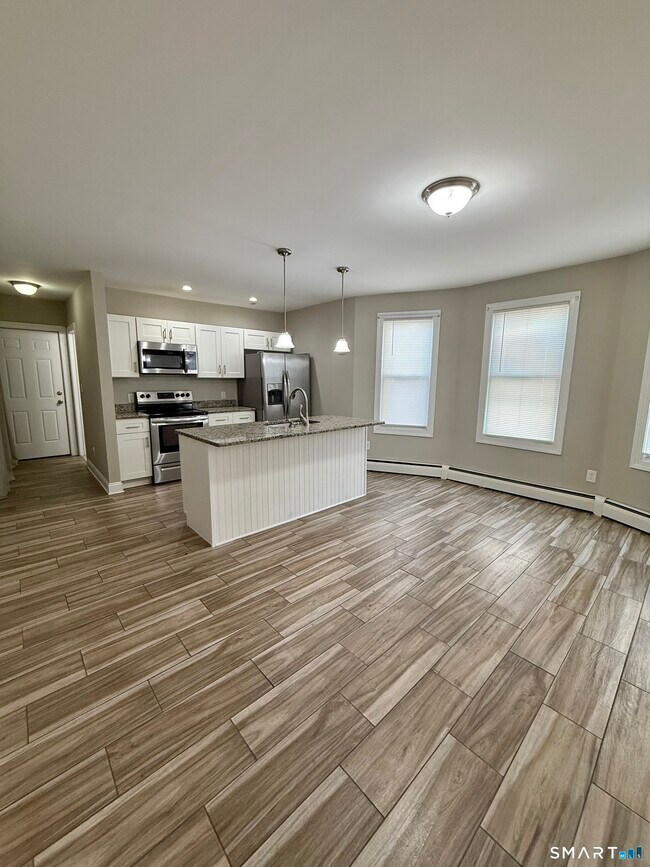 Building Photo - 145 Smith St