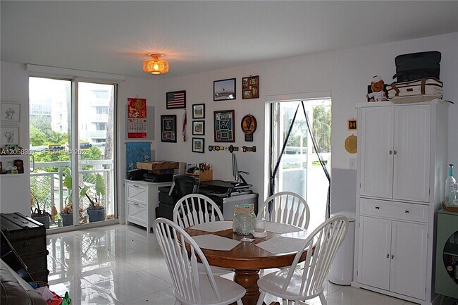 Building Photo - 1701 Sunset Harbour Dr