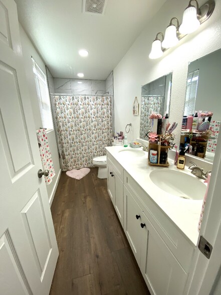 Building Photo - 417 Jasmine Ln