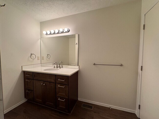 Building Photo - Delightful 2 Bed, 2 Bath Duplex near River...