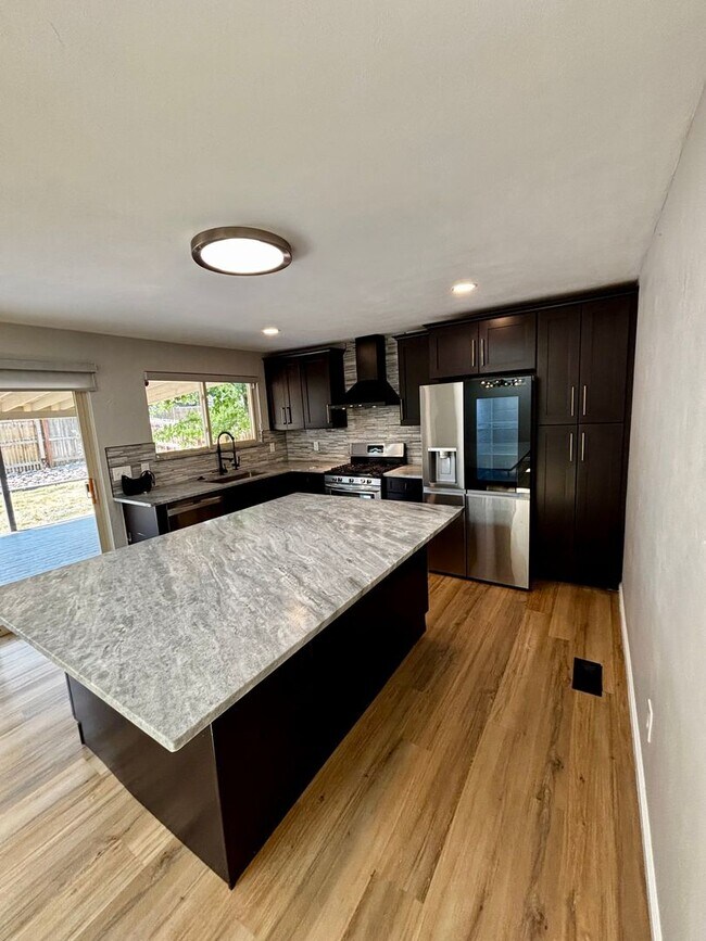 Building Photo - Stunning 5 Bedroom in the Coveted Kipling ...