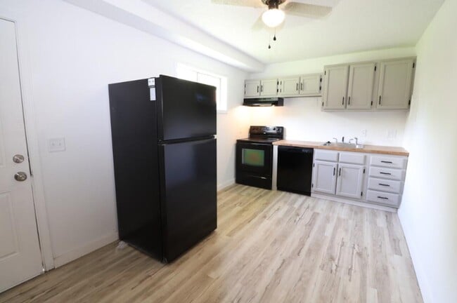 Building Photo - 21 Larue St