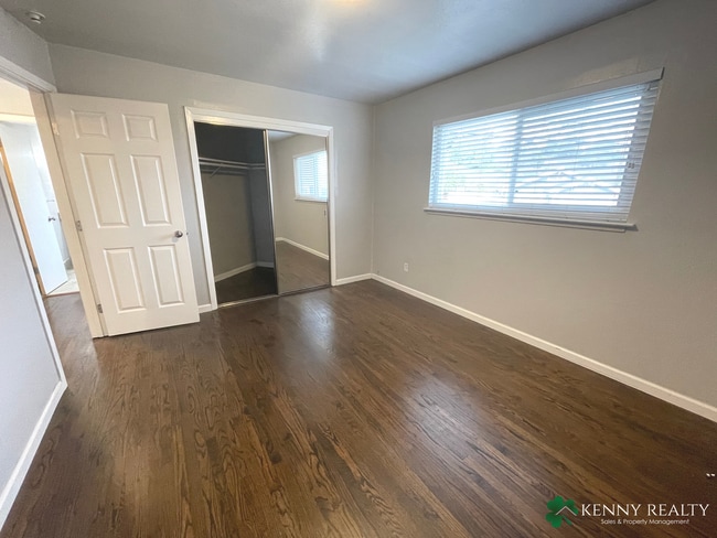 Building Photo - Two Bedroom Unit in Duplex with Garage Space and Washer and Dryer