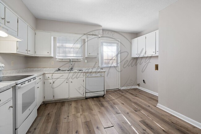 Building Photo - On Special: Two Bedroom Duplex in Hermitage!