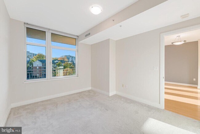 Building Photo - 8220 Crestwood Heights Dr