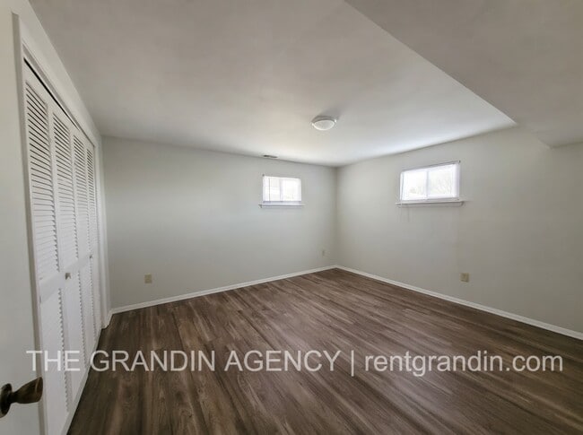 Building Photo - 916 Pyrtle Dr