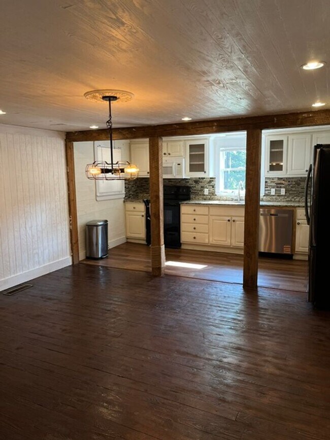 Building Photo - 3639 White Sulphur Rd