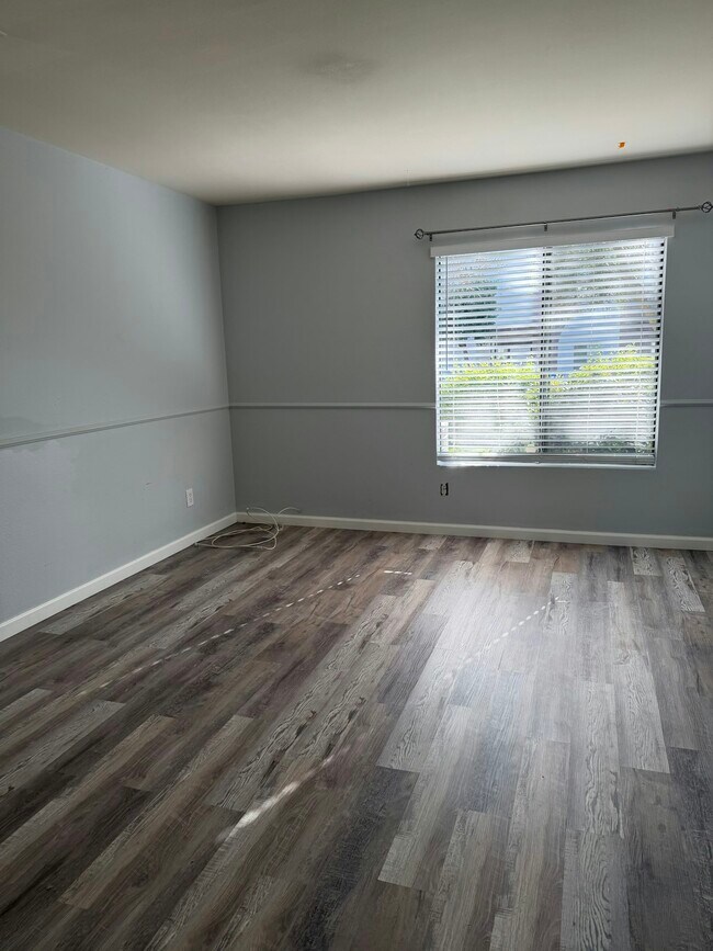 Building Photo - 2425 Cranston Dr