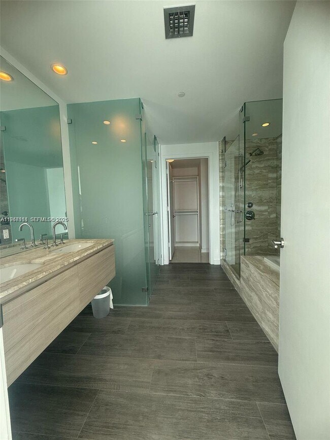 Building Photo - 2900 NE 7th Ave