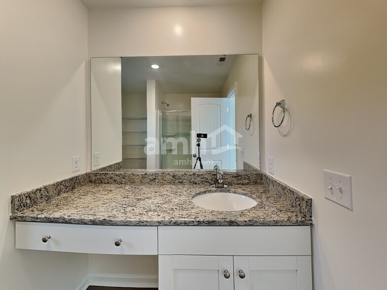 Building Photo - 1370 John Swann St