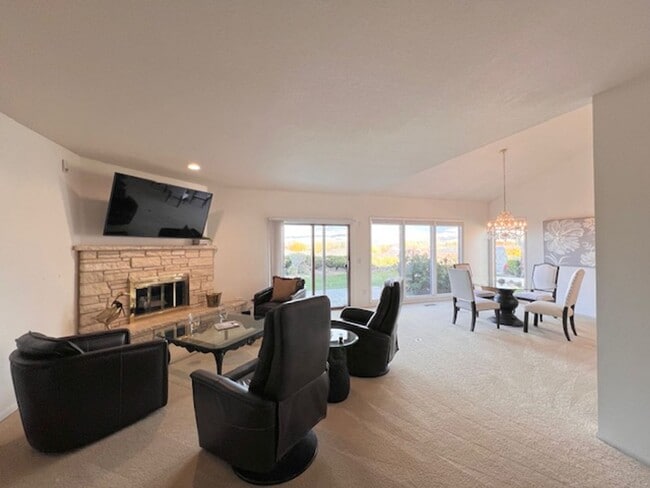 Building Photo - Furnished 4 Bed 3 Bath Patio Home with Stu...