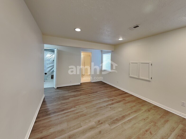 Building Photo - 817 Country Club Dr