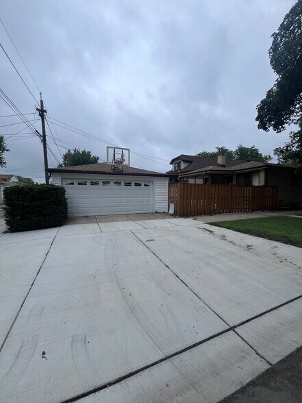 Building Photo - 5300 N Mason Ave