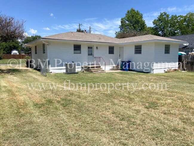 Building Photo - 603 E Lampasas St