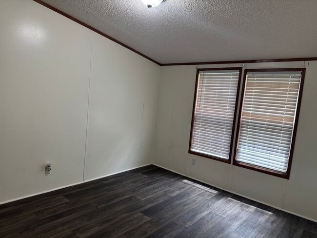 Building Photo - 717 Jonestown Rd