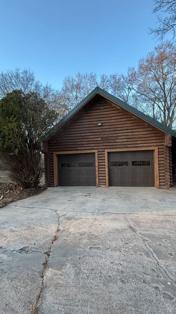 Building Photo - Log Cabin in Oconee on a 1.357 acre neighborhood wooded lot!