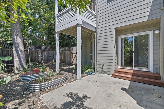 Building Photo - Beautiful 2-Bedroom 2.5Bathroom Mountain View Townhome