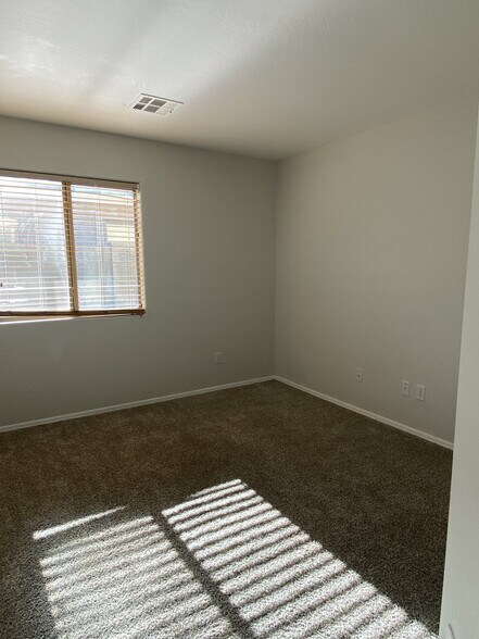 Building Photo - 45462 W Tulip Ln